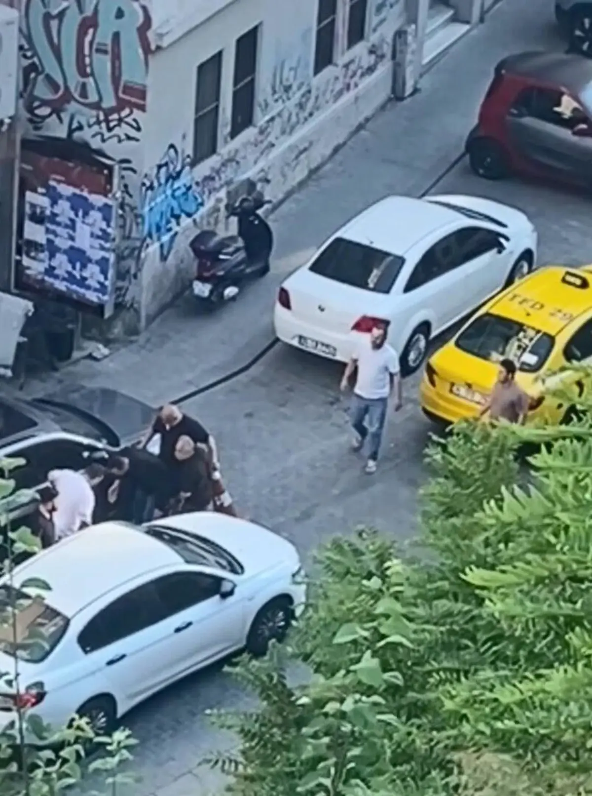 Beyoğlu nda yarı çıplak şahıs ortalığı birbirine kattı! Vatandaşlar tarafından böyle darbedildi 2