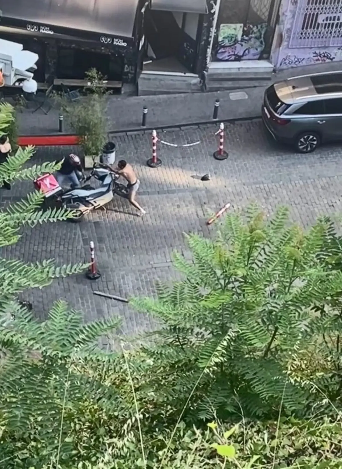 Beyoğlu nda yarı çıplak şahıs ortalığı birbirine kattı! Vatandaşlar tarafından böyle darbedildi 5