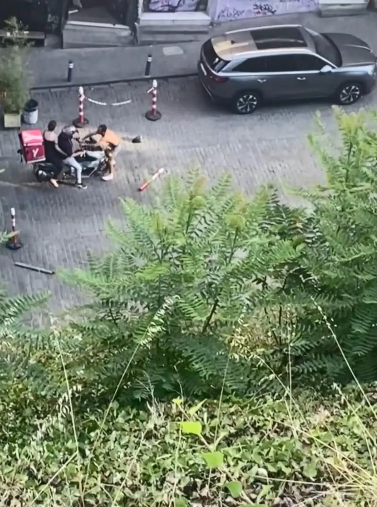 Beyoğlu nda yarı çıplak şahıs ortalığı birbirine kattı! Vatandaşlar tarafından böyle darbedildi 6