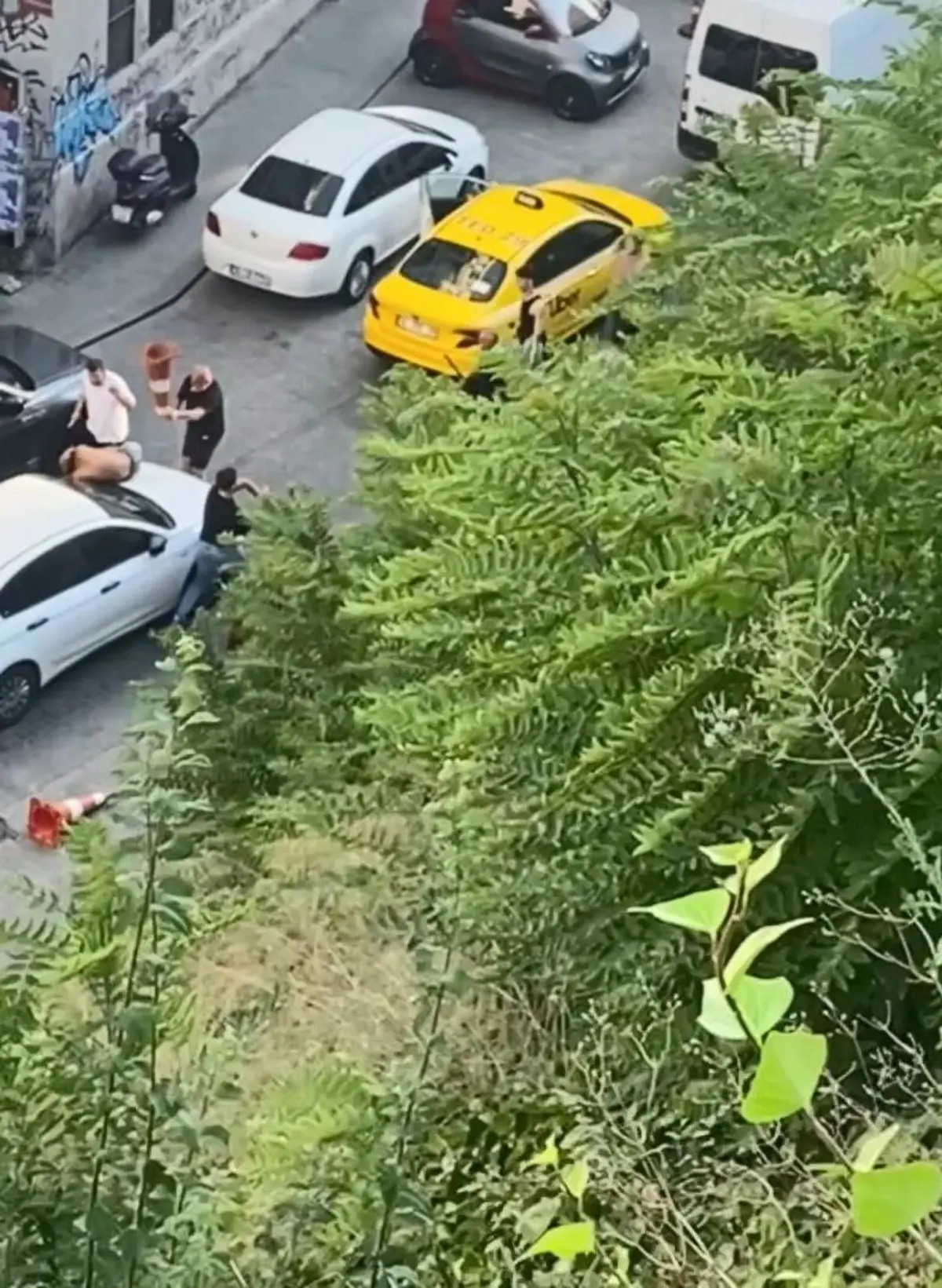 Beyoğlu nda yarı çıplak şahıs ortalığı birbirine kattı! Vatandaşlar tarafından böyle darbedildi 3