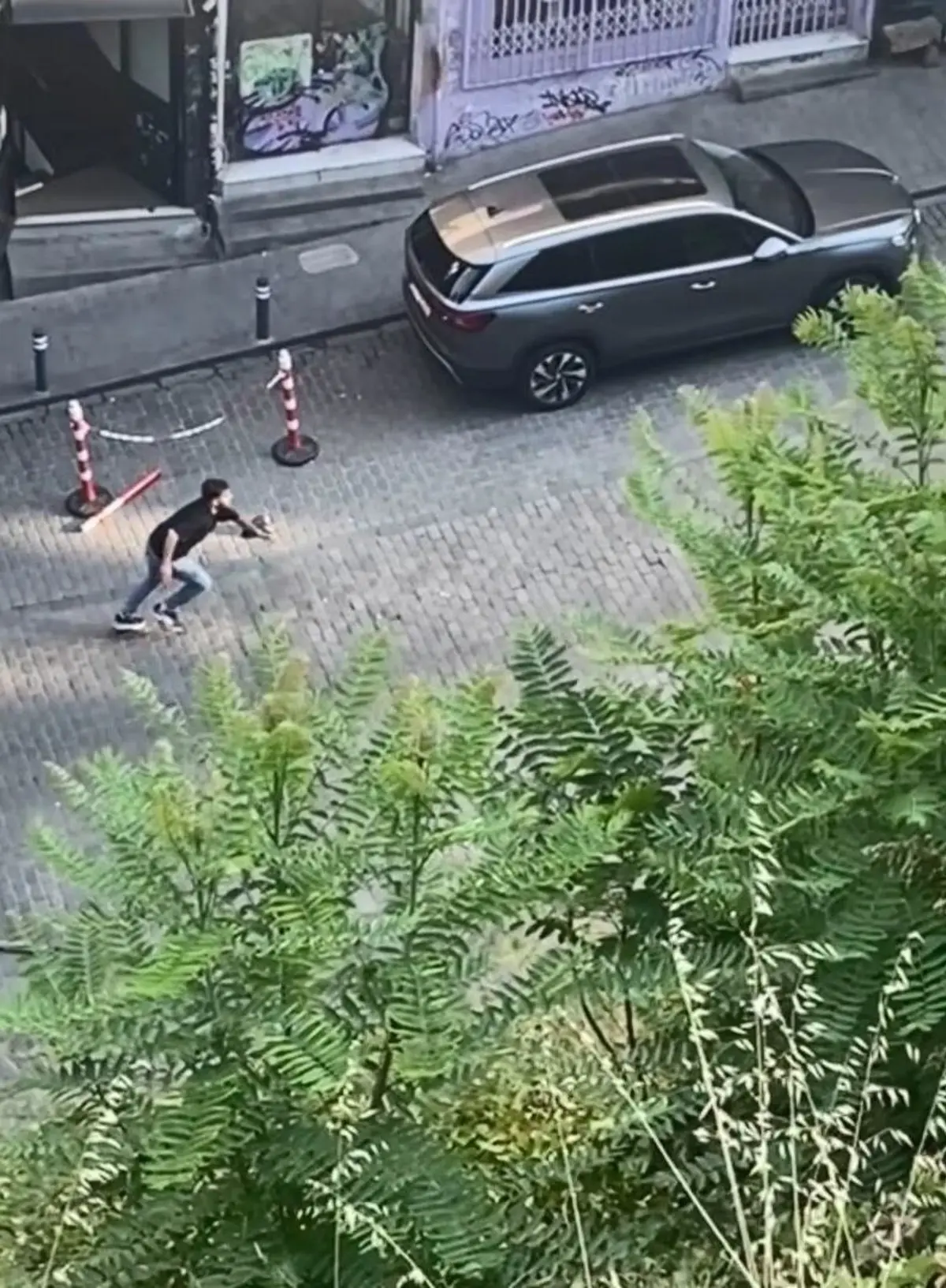 Beyoğlu nda yarı çıplak şahıs ortalığı birbirine kattı! Vatandaşlar tarafından böyle darbedildi 4