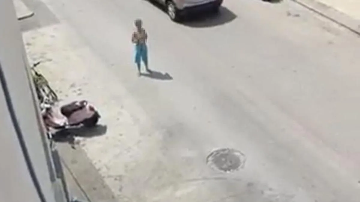 Yarı Çıplak Kadın Sokakta Panik Yarattı!