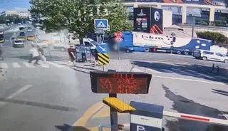 Minibüs trafik polisine çarptı