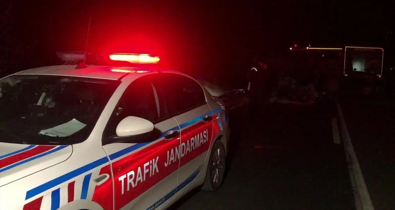 Yem Yüklü Traktöre Çarpan Otomobilde Kaza!