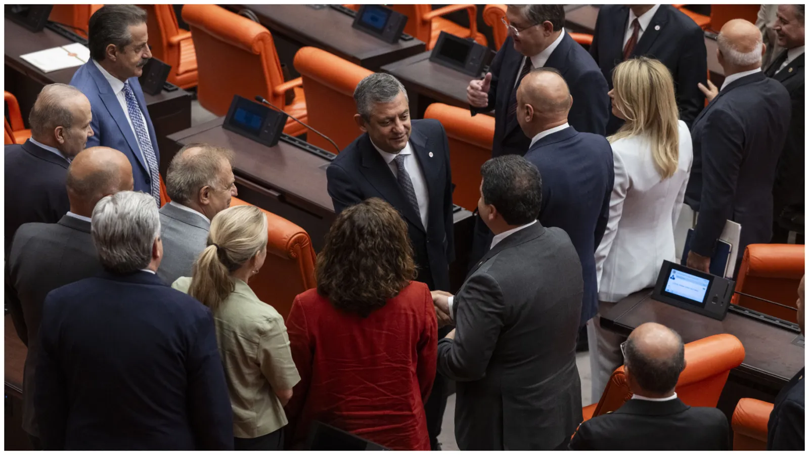 Yeni Parti’de Kürt Yasası Oylamasında Ayrışma!