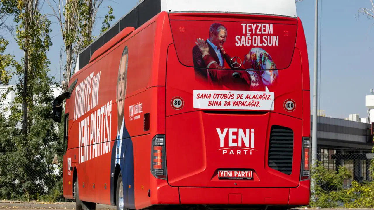 Yeni Parti’nin Otobüsü Tanıtıldı: ‘Teyzem Sağ Olsun’