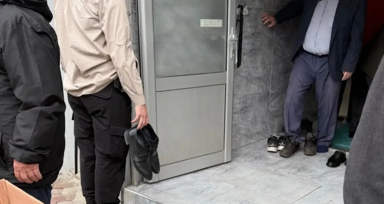 Yenice’de Cami Çıkışında Tartışmalı Görüntü!