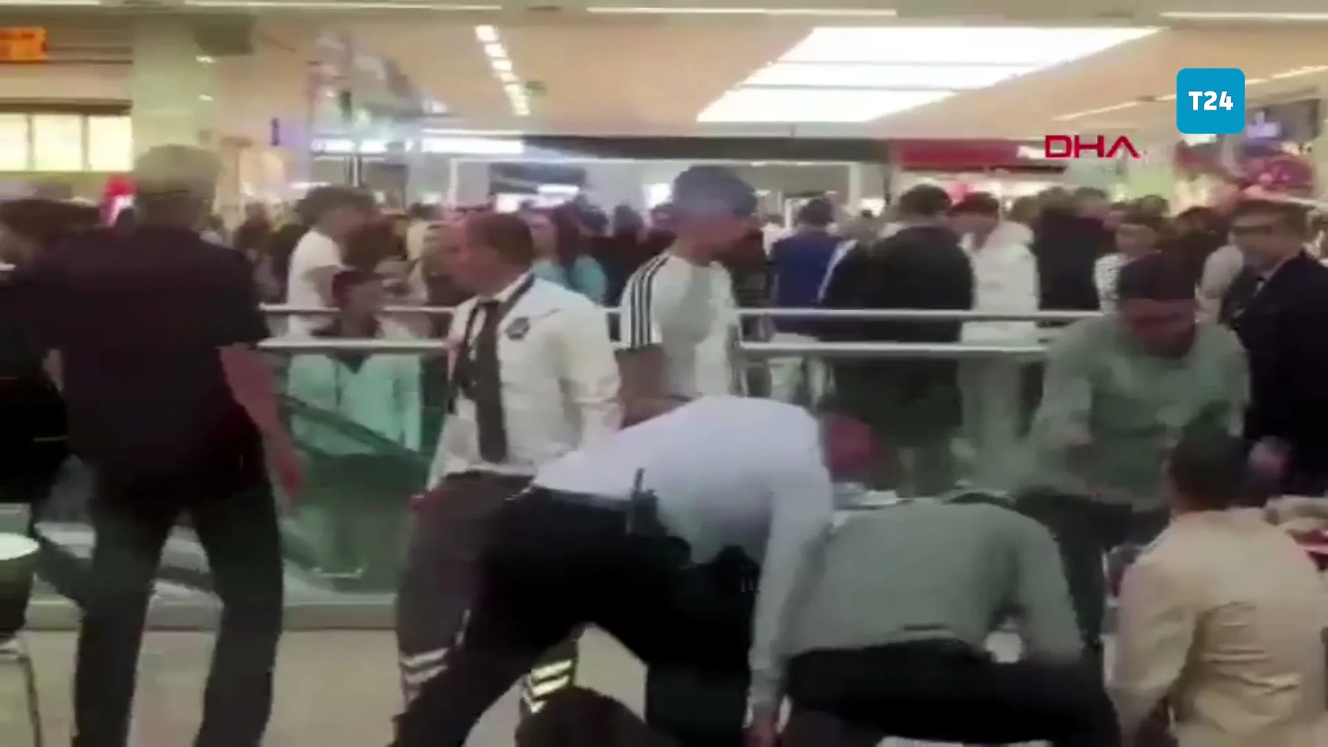 Yenimahalle’de Alışveriş Merkezinde Bıçaklı Kavga!