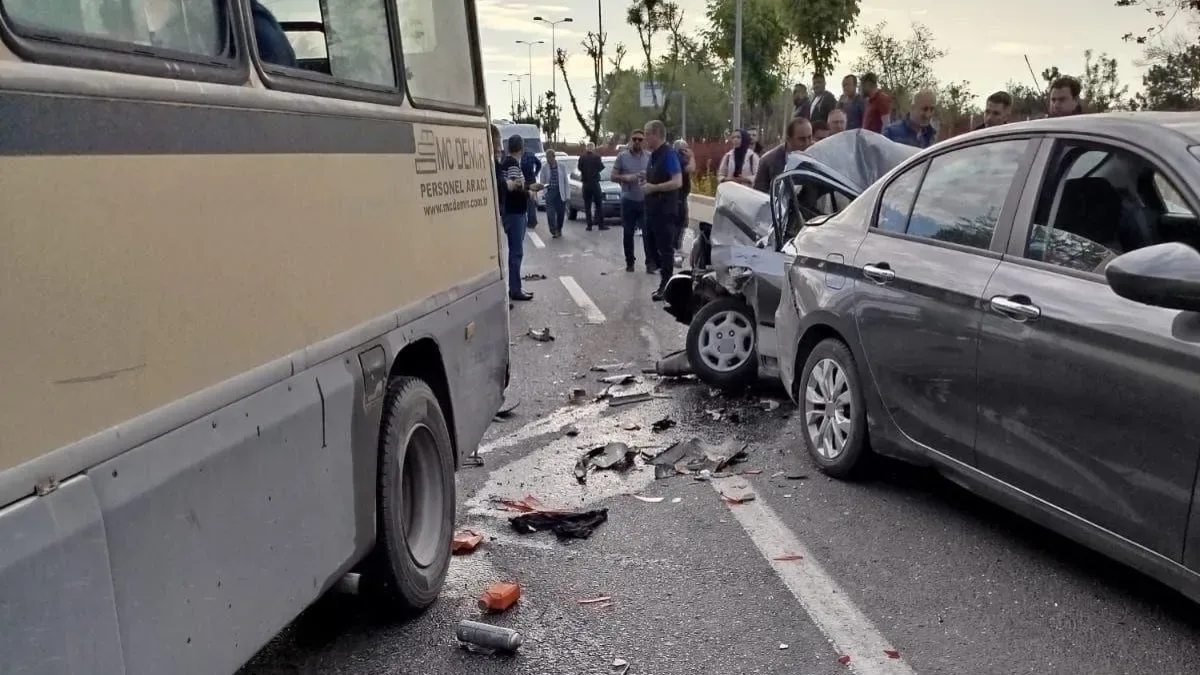 Yenimahalle’de Minibüs Kazası: 14 Yaralı!