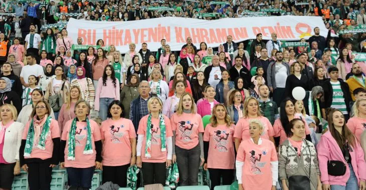 Yeşil Beyaz Tribünlerde Pembe Farkındalık