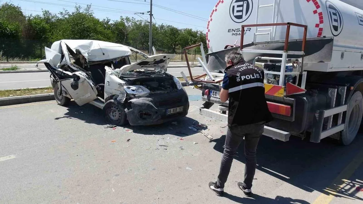 Yeşilyurt’ta Feci Kaza: Genç Sürücü Yaralı