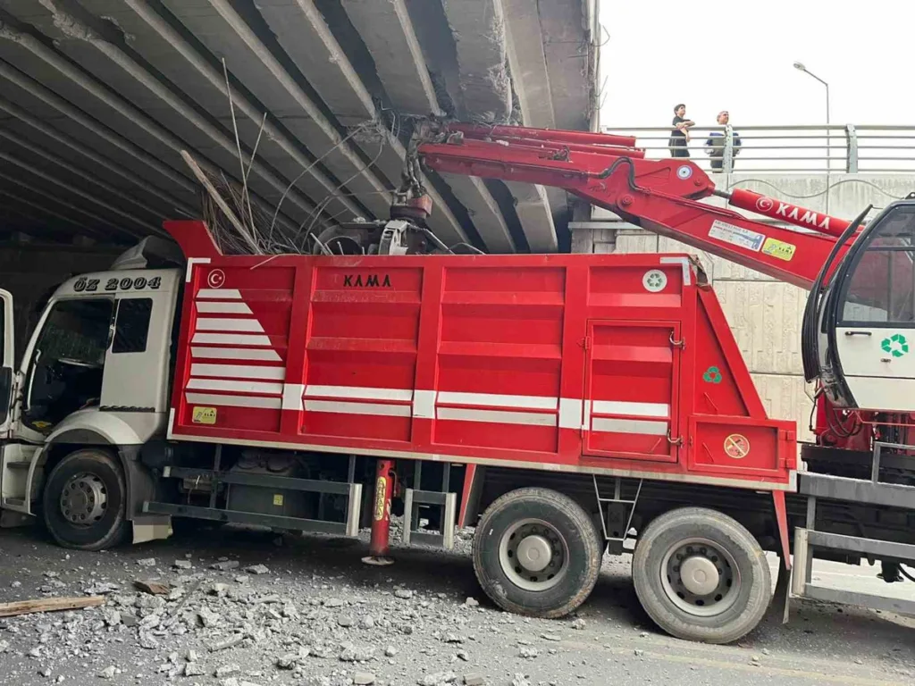 Yeşilyurt’ta Köprü Kazası: 4 Yaralı Olay Gün Yüzüne Çıktı