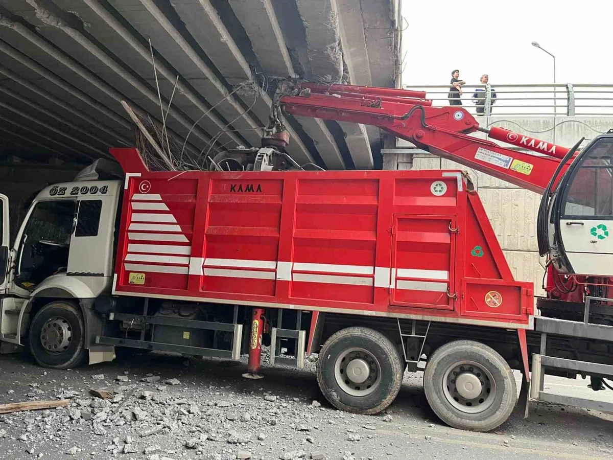 Yeşilyurt’ta Köprü Kazası: 4 Yaralı Olay Gün Yüzüne Çıktı