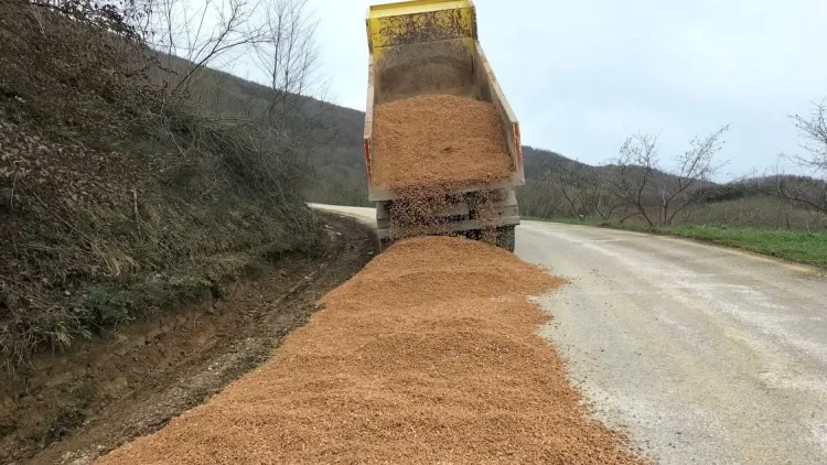 Yığılca’da Su Tahliyesi için Beton V Kanal Yapılıyor