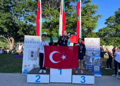 YILDIRIMLI GENÇ YÜZÜCÜLER TÜRKİYE’NİN GURURU OLDU