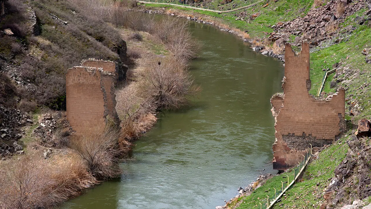 Yılmaz, Ermenistan ile Tarihi Köprü İçin Anlaşma İmzaladı