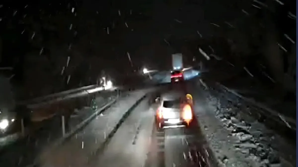 Yoğun Kar Yağışıyla Yollar Tır ve Çekicilere Kapandı!