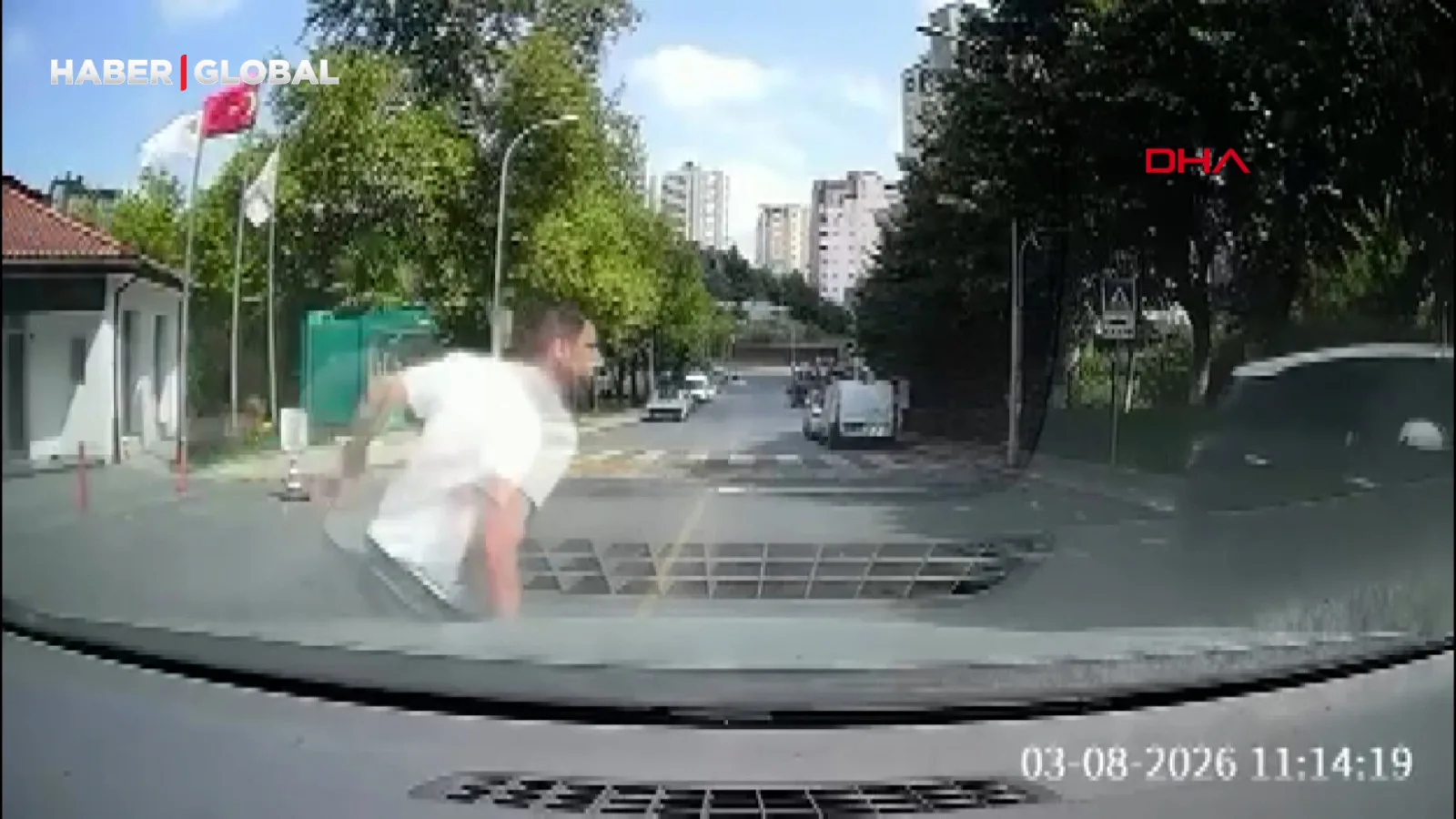 Yokuştan Kaydı, Sürücü Kaputundan Tutup Durdurdu!