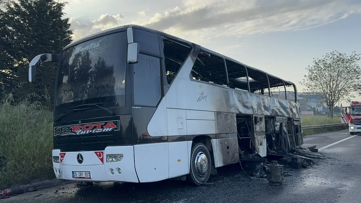 Seyir halindeydi! Yolcu otobüsü alev alev yandı 2