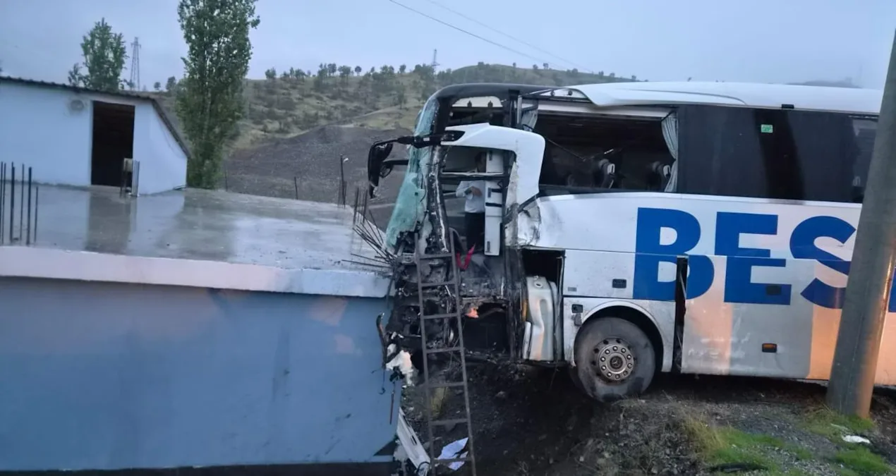 Yolcu otobüsü ile TIR çarpıştı; 1 ölü, 14 yaralı