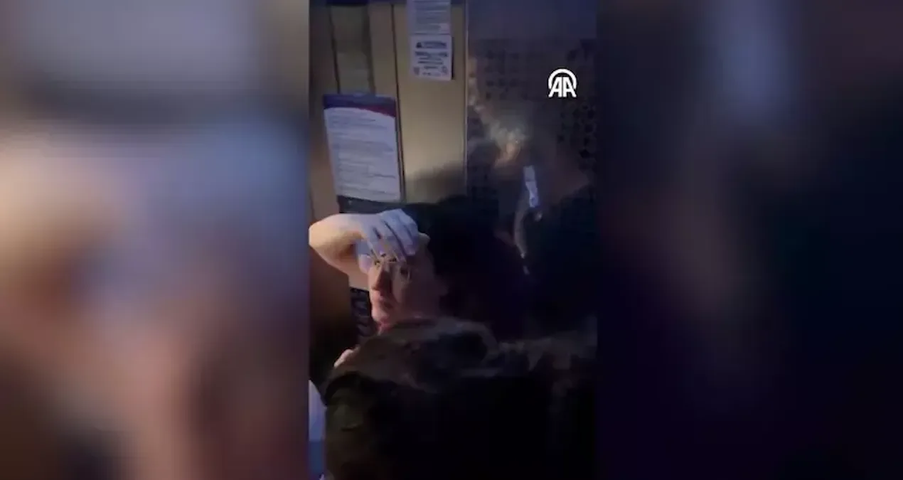 Yolcular Asansörde Mahsur Kaldı, Panik Anları!