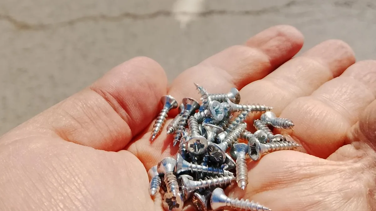 Yolda Dökülen Vidalar Trafiği Kilitledi!