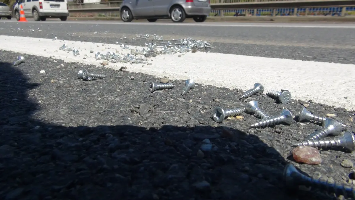 İstanbul da vida kabusu! Gelenin lastiği patladı, trafik kilitlendi 3