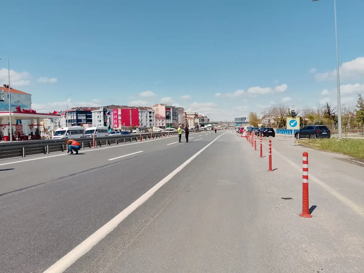 İstanbul da vida kabusu! Gelenin lastiği patladı, trafik kilitlendi 2