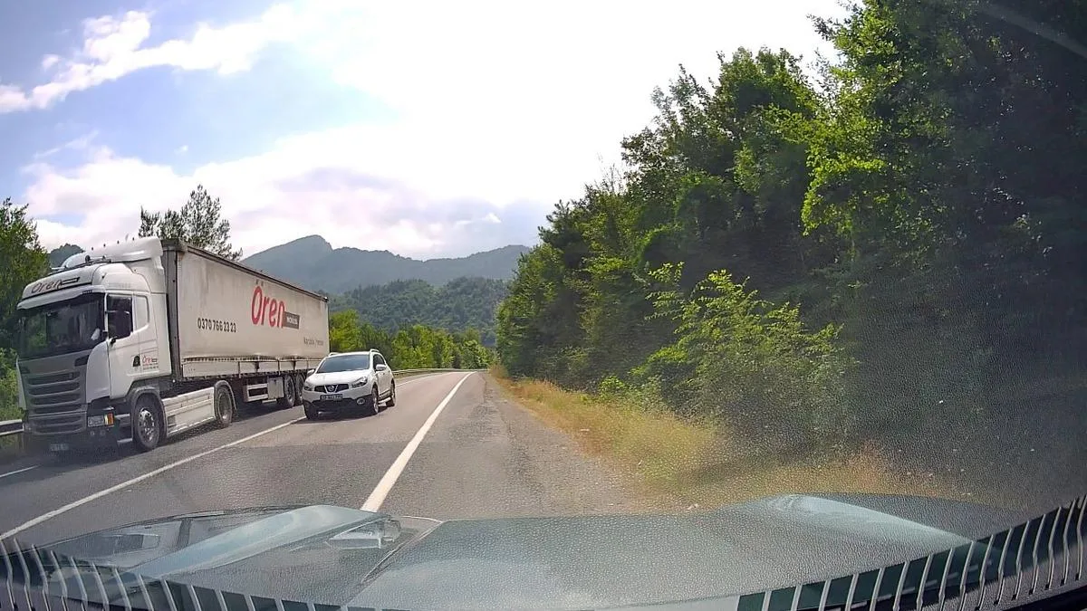 Yolda Faciaya Davetiye: Otomobil Kaza Yaptı!