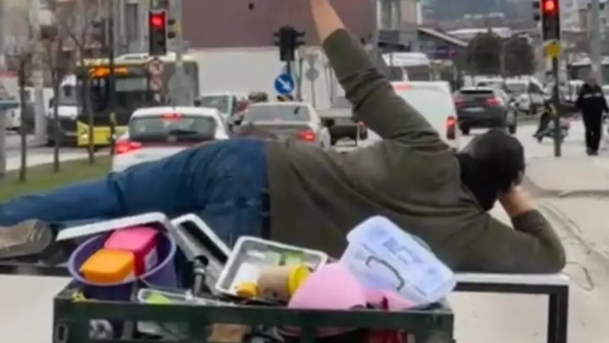 Yolda Yatan Adam, Trafiği Hem Güldürdü Hem Şaşırttı!