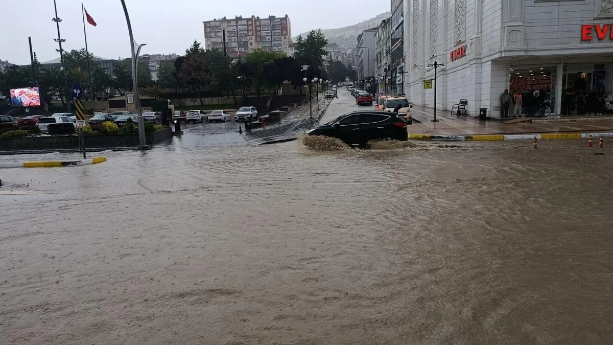Yozgat’ta Sağanak Yağış Hayatı Felç Etti!
