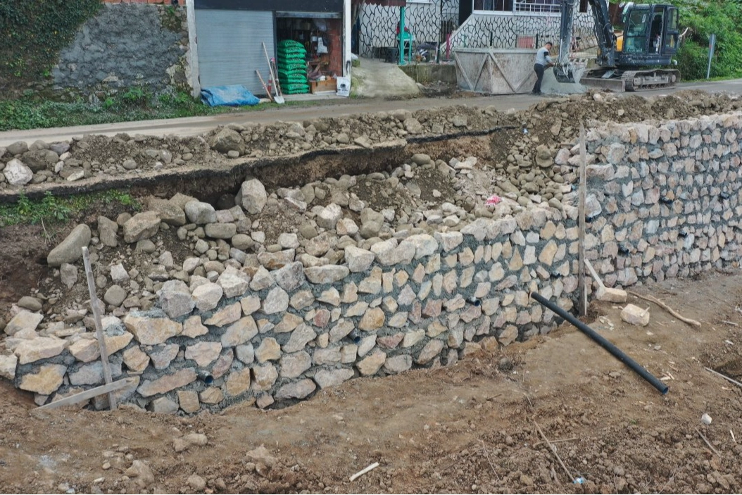 Yukarıtepe’de Güvenli Seyahat İçin Taş Duvar