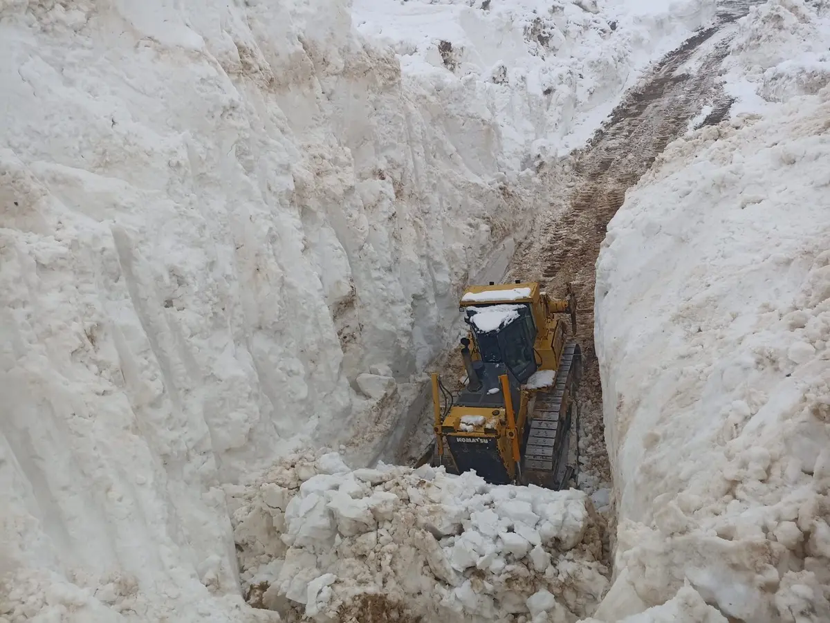 Görüntüler Türkiye’den… 8 metrelik kar tünellerinin arasında ilerlediler 5