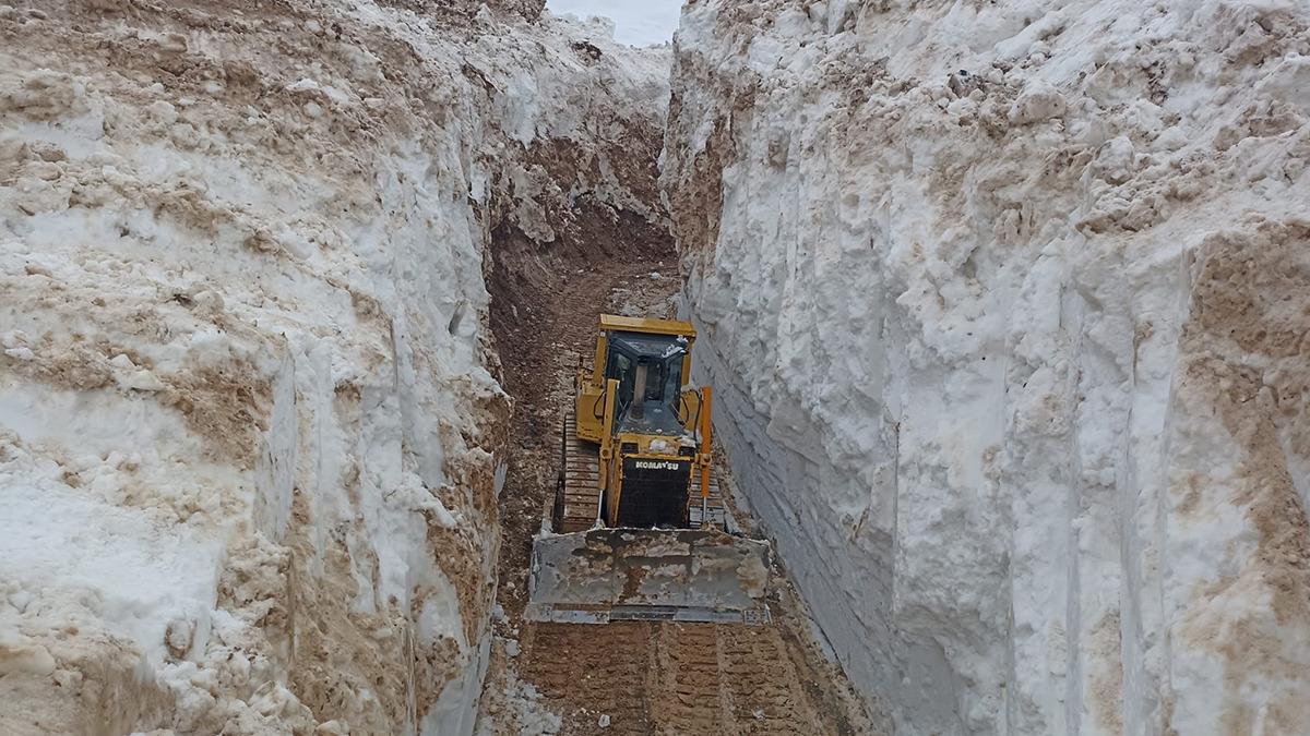 Yüksekova’da Kardan Tünel Manzarası Şaşkınlık Yarattı