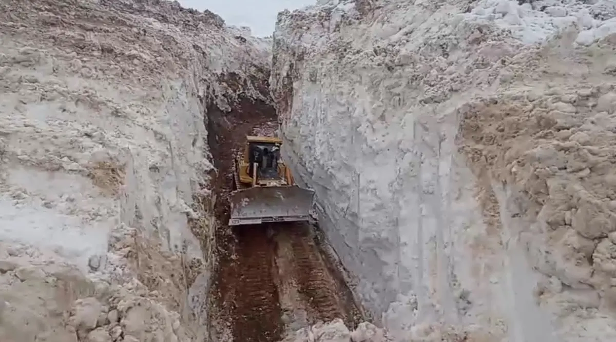 Görüntüler Türkiye’den… 8 metrelik kar tünellerinin arasında ilerlediler 4