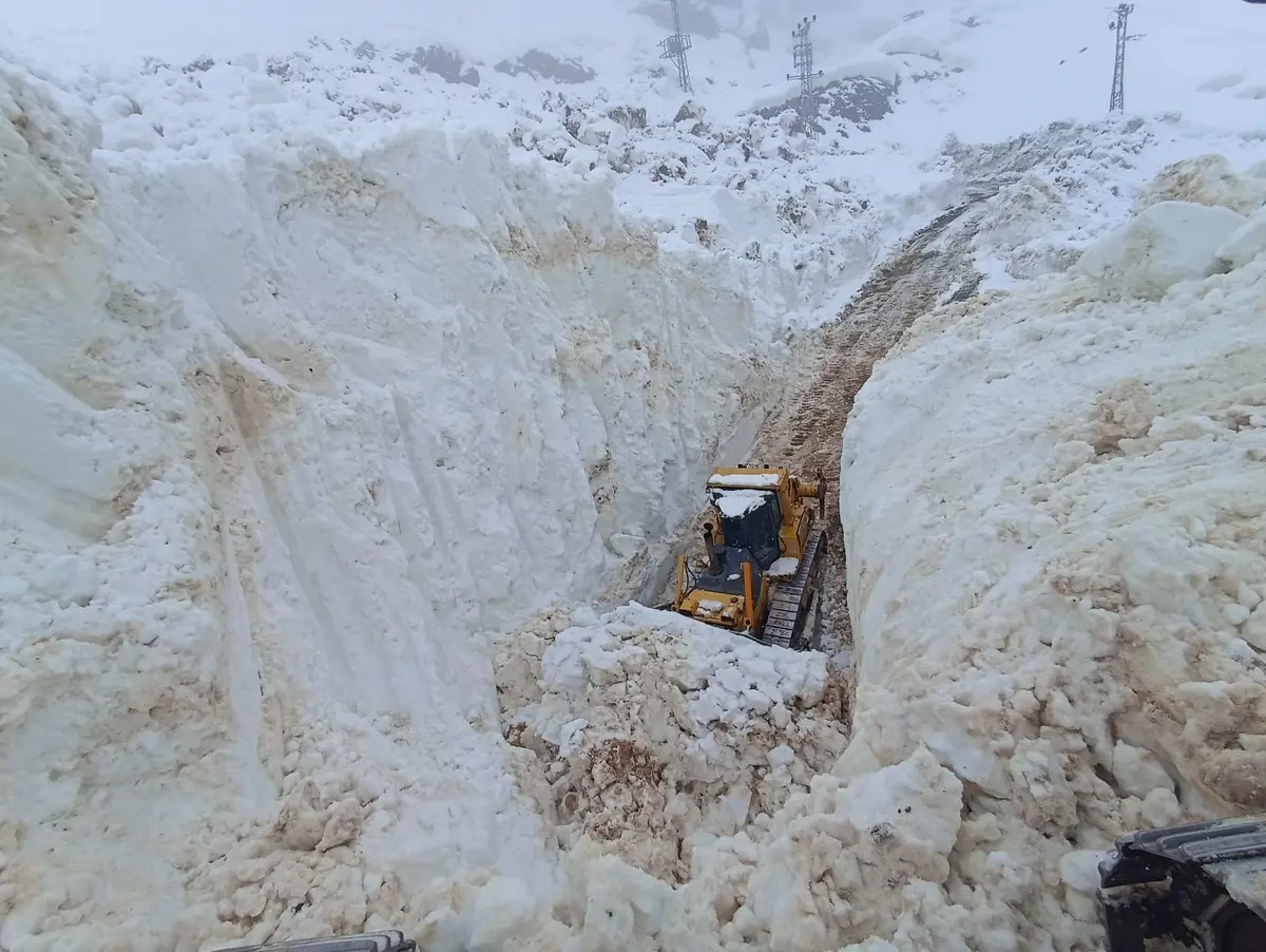 Görüntüler Türkiye’den… 8 metrelik kar tünellerinin arasında ilerlediler 7