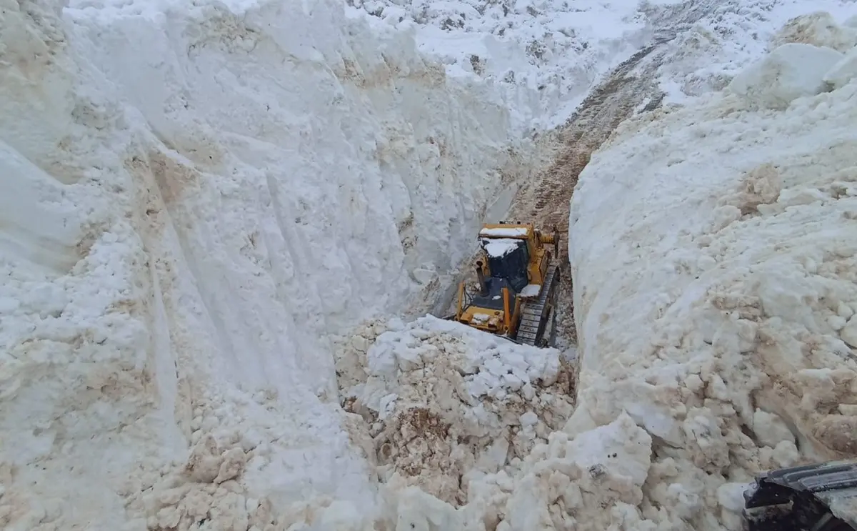 Görüntüler Türkiye’den… 8 metrelik kar tünellerinin arasında ilerlediler 3