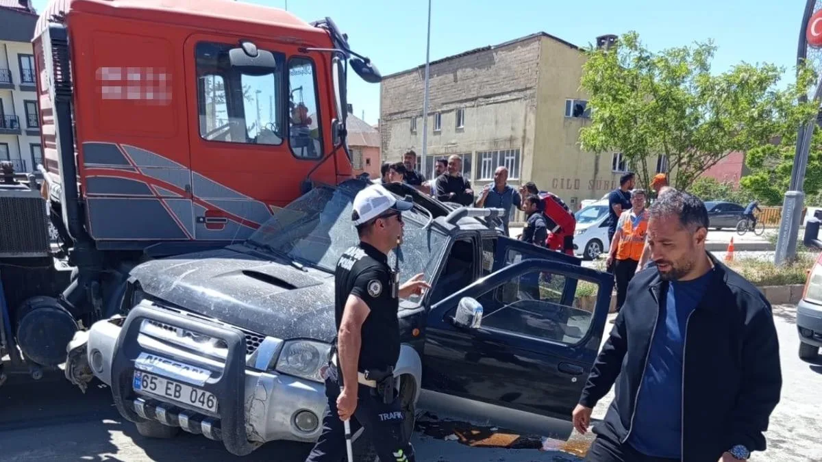 Yüksekova’da Vinçle Ticari Araç Çarpıştı: 1 Yaralı