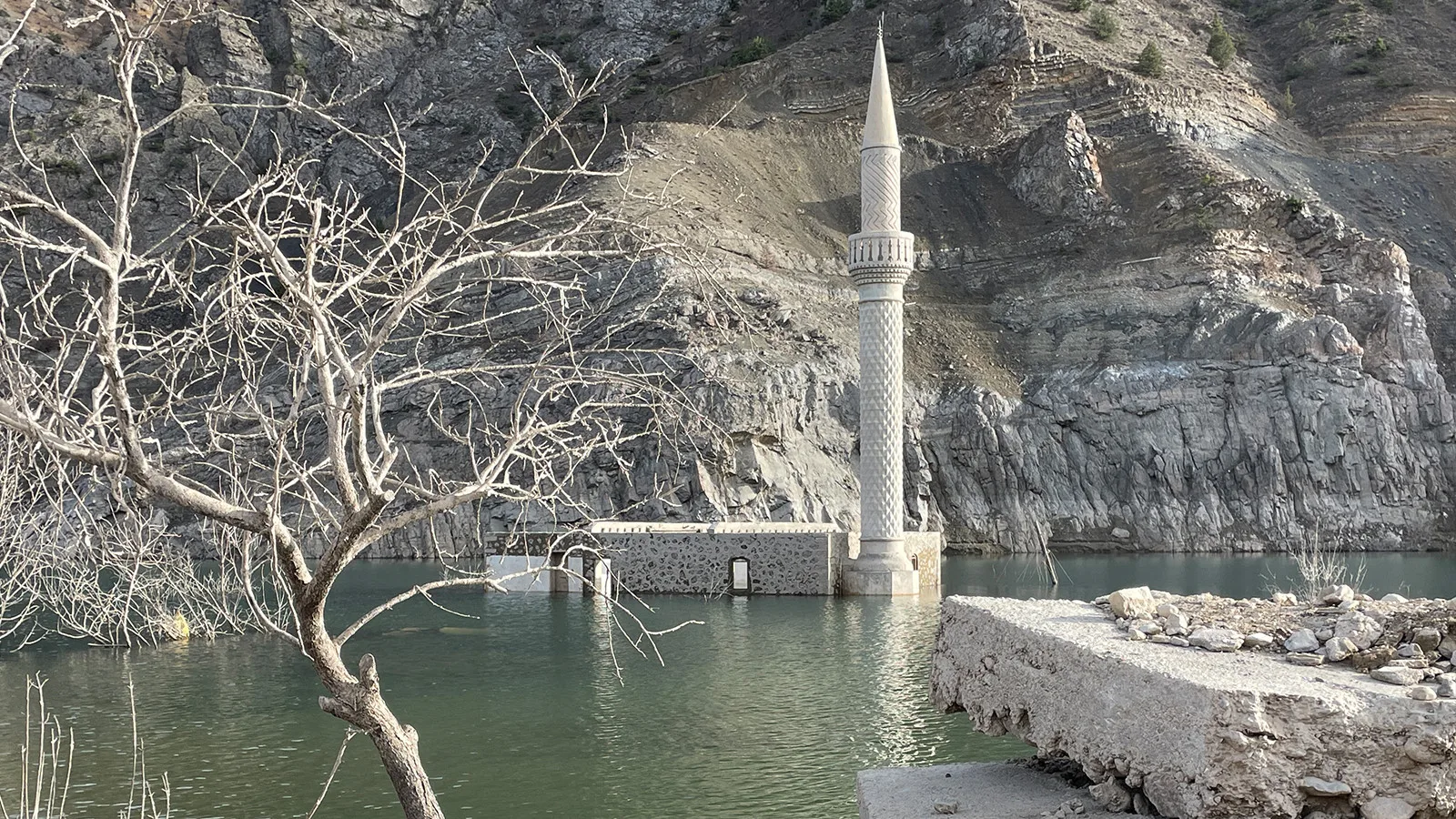 Yusufeli Barajı’nda Su Çekilince Tarih Yeniden Ortaya Çıktı