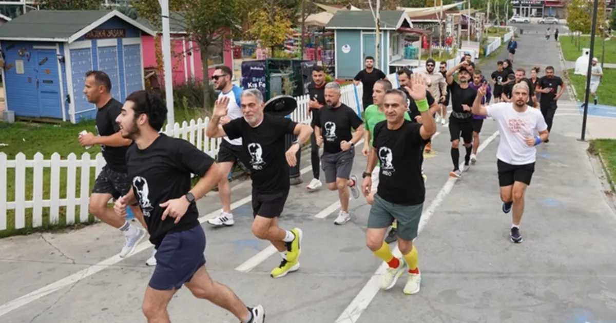 Yüzlerce kişi Ata’ya saygı için koştu!