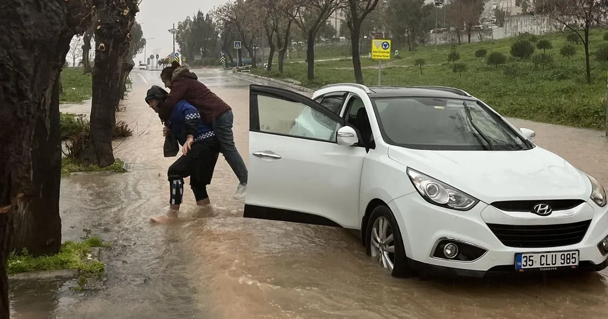 Zabıta Ekipleri İzmir’de Vatandaşları Taşıdı!