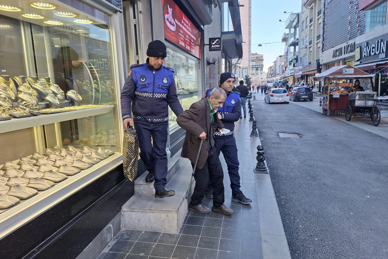 Zabıta Ekipleri Kocaeli’de Vatandaşa Destek Oluyor