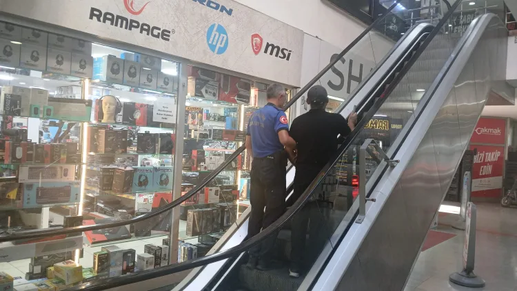 Zabıta Ekiplerinden Görme Engelliye Destek