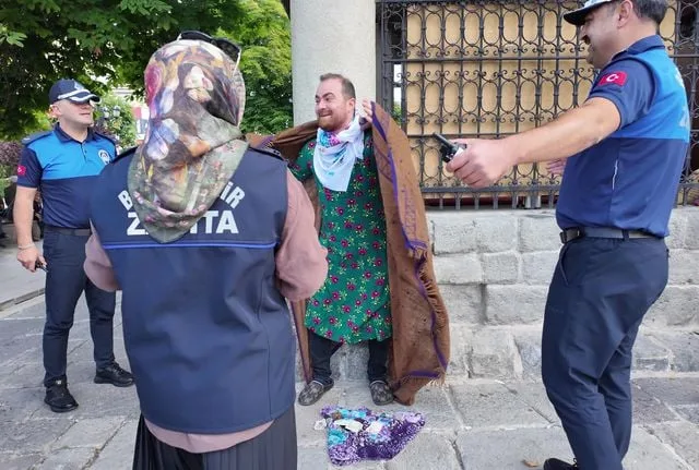 Zabıta Haftası İçin Tiyatrocuların Hazırladığı Sürpriz Kutlama