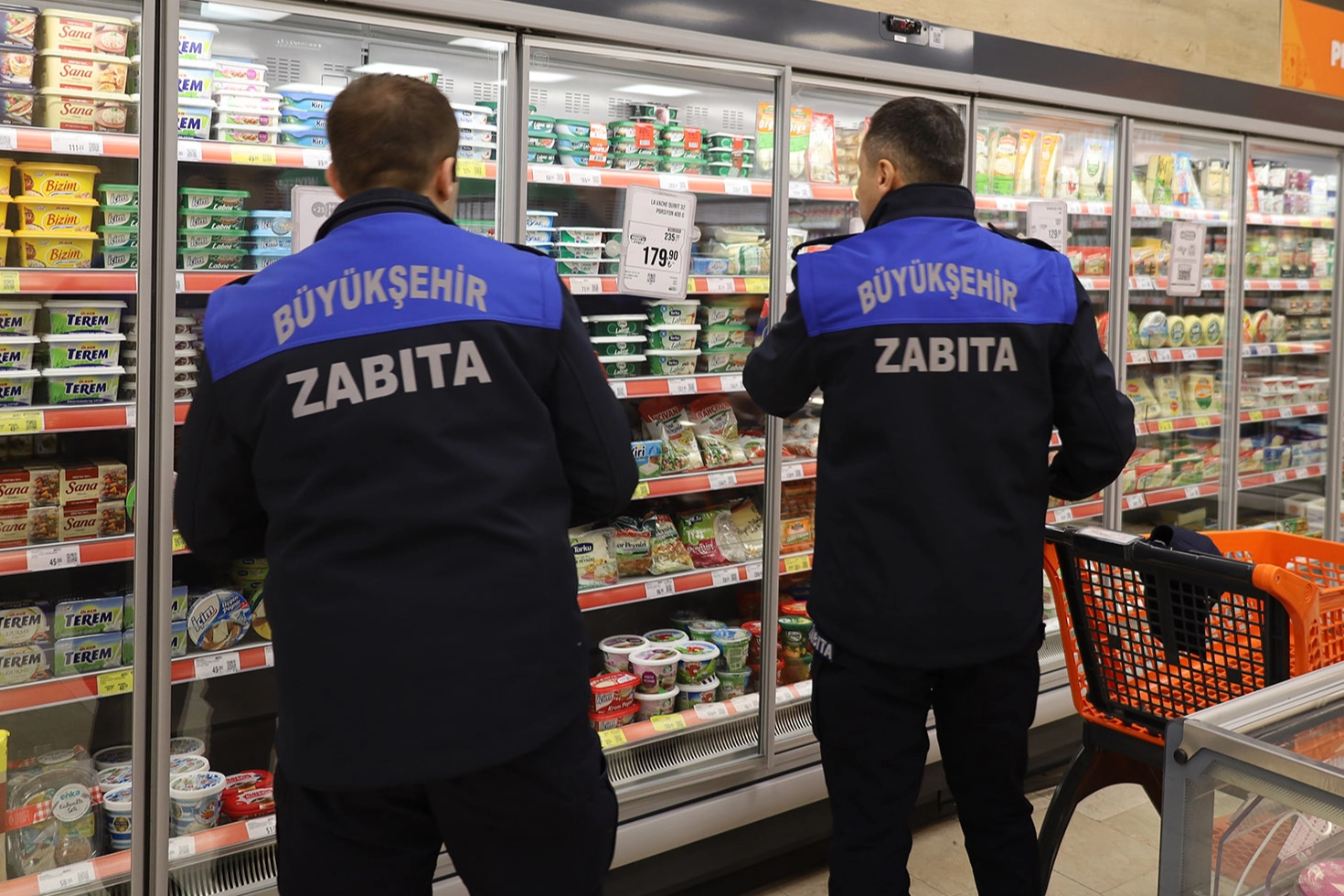 Zabıta, Ramazan Öncesi Marketleri Denetliyor