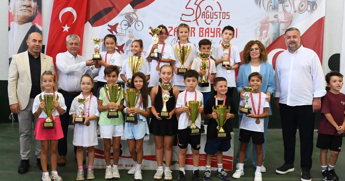 Zafer Bayramı’nda Genç Tenisçiler Kıyasıya Yarıştı!