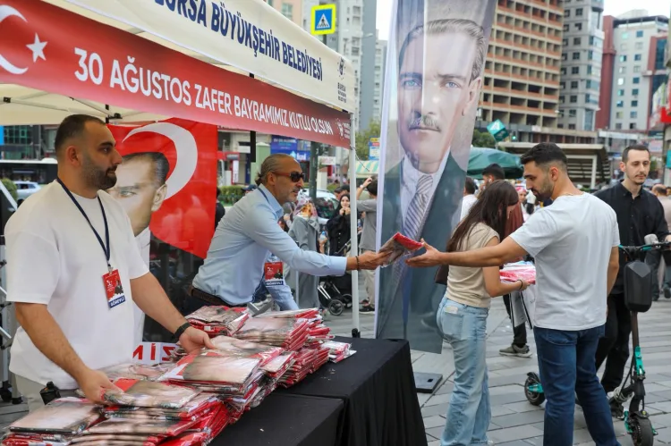 Zafer Yürüyüşü İçin Bursalılar Bayraklarla Buluştu