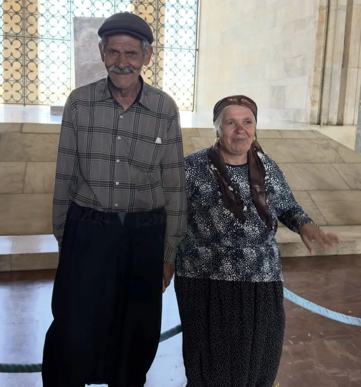 Türkiye yi kendine hayran bırakan aile komşuları tarafından dolandırılmış 8