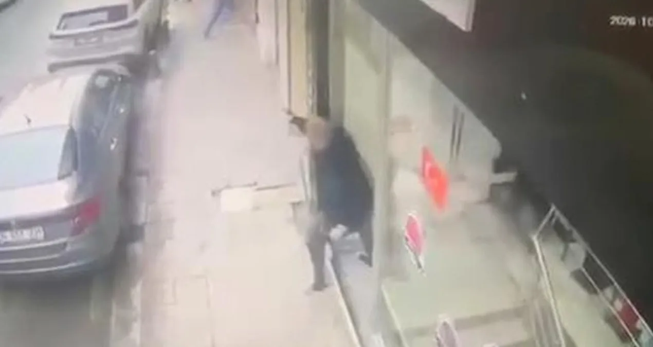 Zeytinburnu'nda esnaf, silahıyla kendisine ateş eden şüpheliyi yaraladı