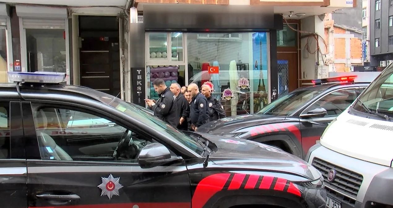 Zeytinburnu'nda esnaf, silahlı saldırganı vurarak durdurdu